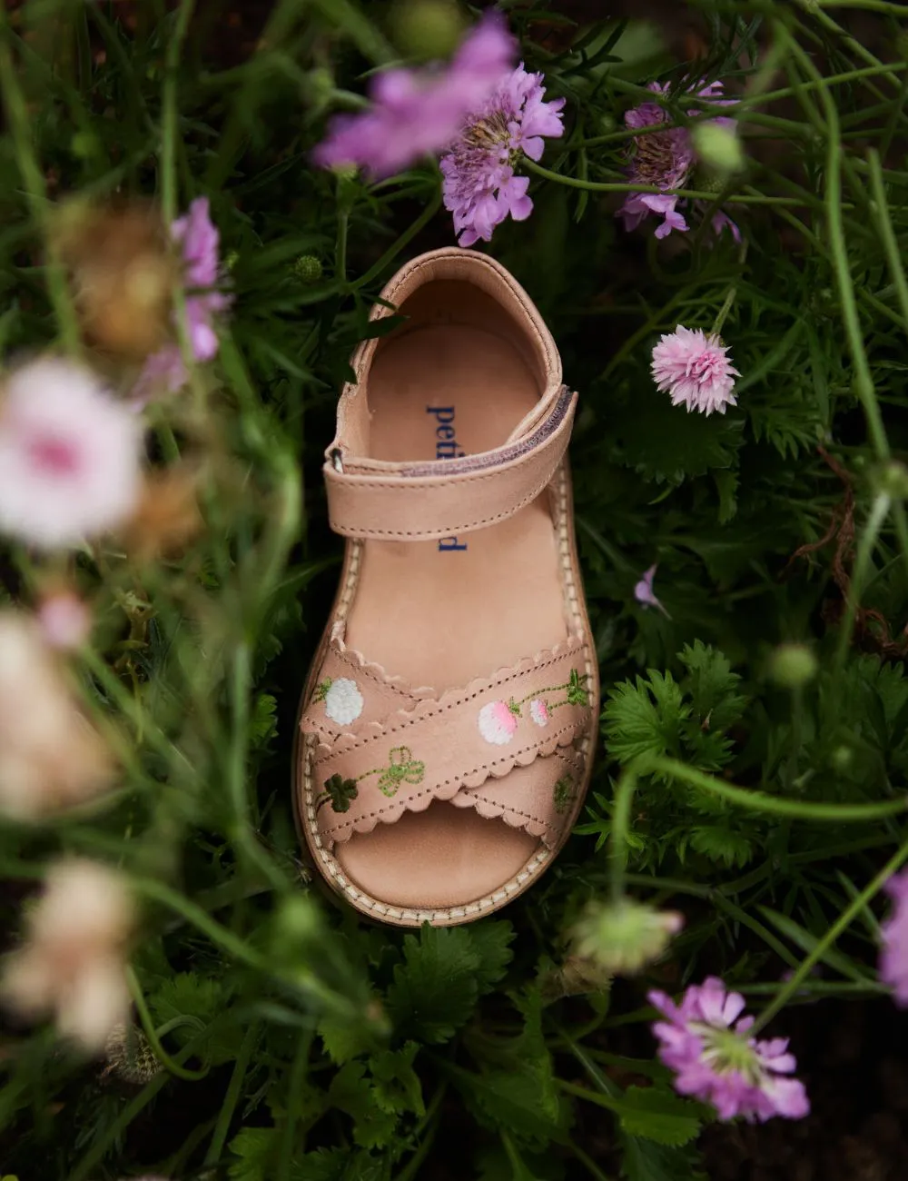 Blooming Clover Scallop Crossover Sandal - Soft pink